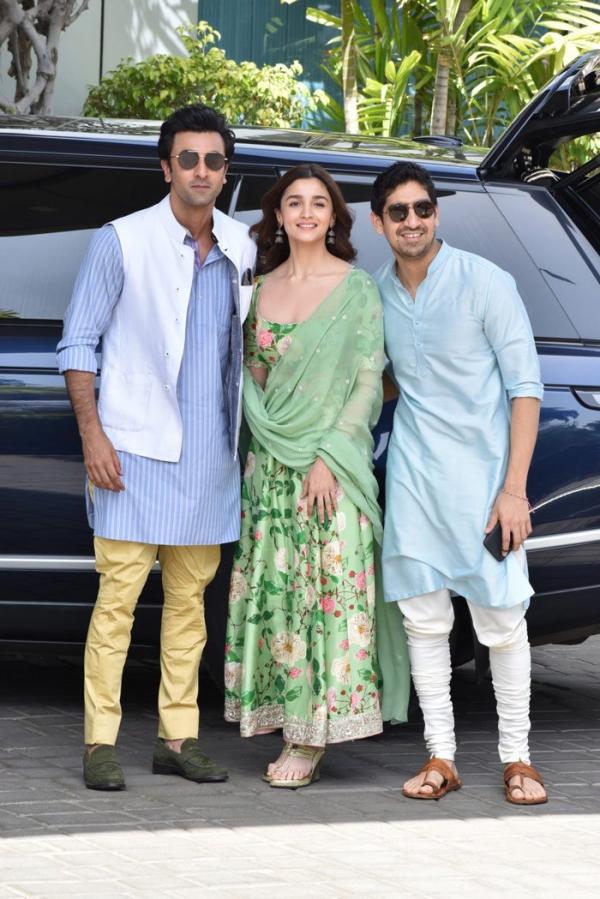 Ranbir Kapoor and Alia Bhatt sport casual attires as they step out together  : Bollywood News - Bollywood Hungama