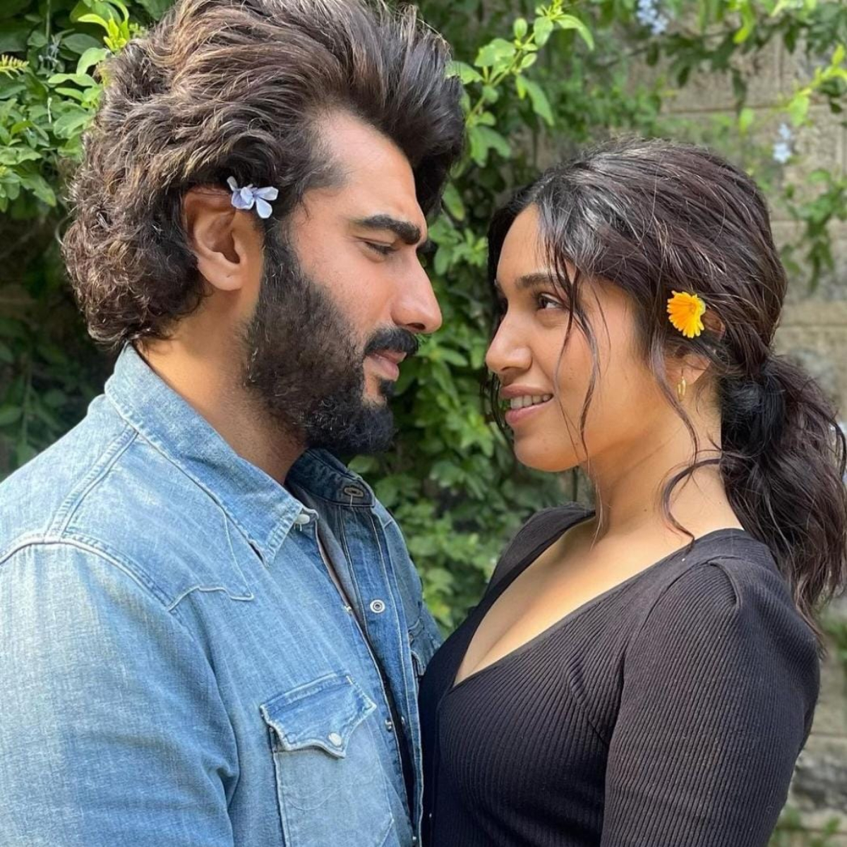 Arjun Kapoor &amp; Bhumi Pednekar look sizzling in unseen BTS PICS from The Lady Killer sets