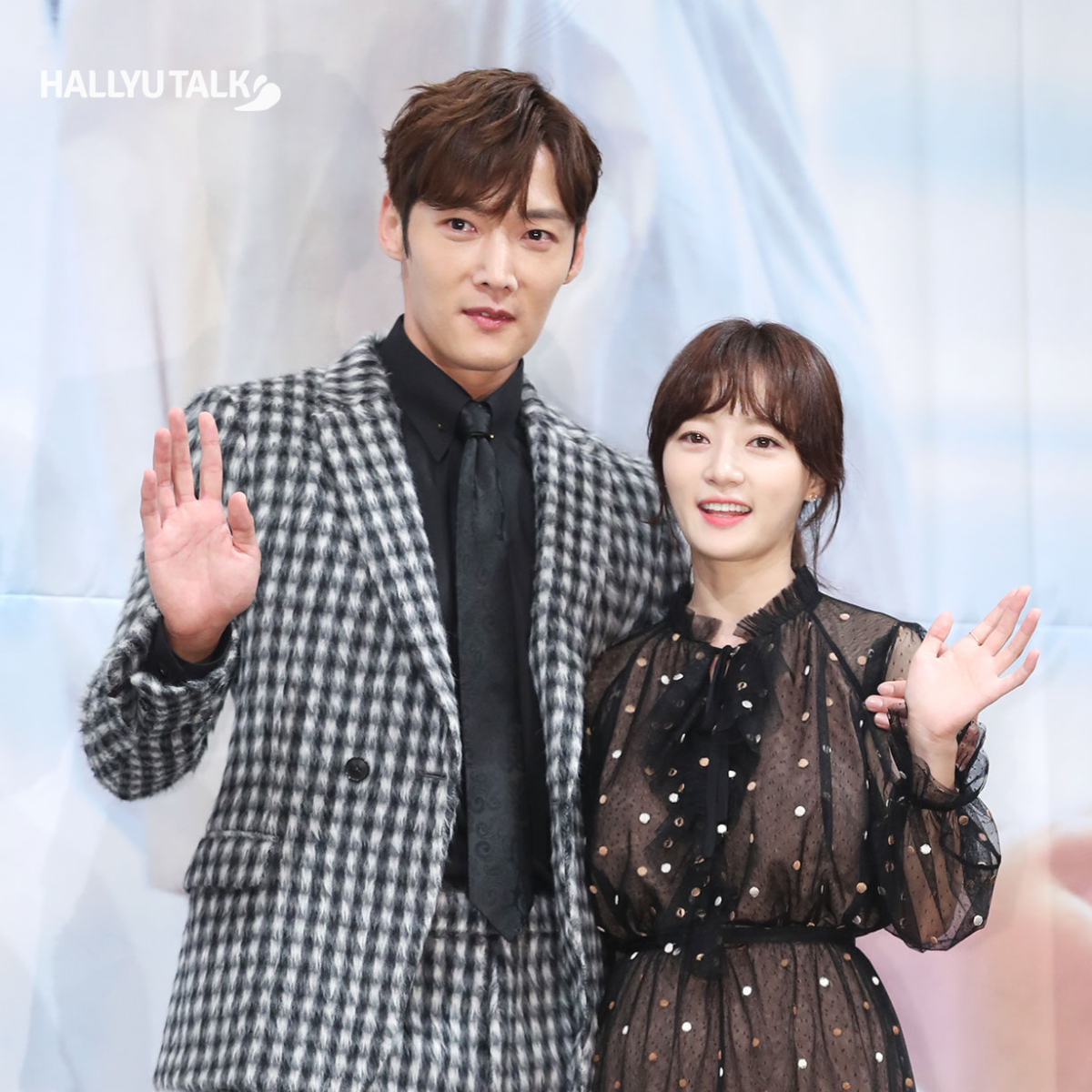Actors Choi Jin-hyuk and Song Ha-yoon (right) are posing at the production presentation of MBN&#039;s Wednesday and Thursday drama &#039;Devilish Joy&#039; held at Imperial Palace Seoul, Gangnam-gu, Seoul.