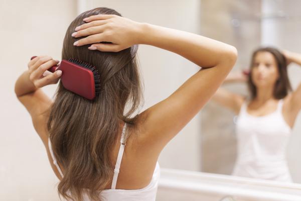 Hairdresser shares surprising thing you should never do to wet hair -  Dublin's FM104