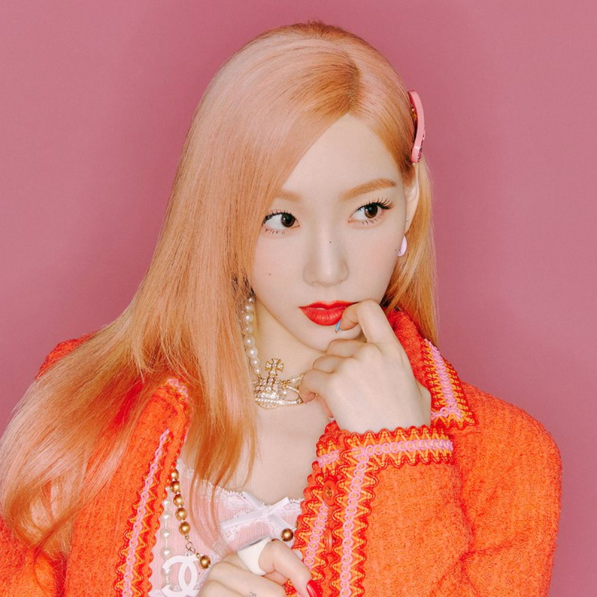 Girls&#039; Generation&#039;s Taeyeon poses for the concept photo of &#039;Weekend&#039;