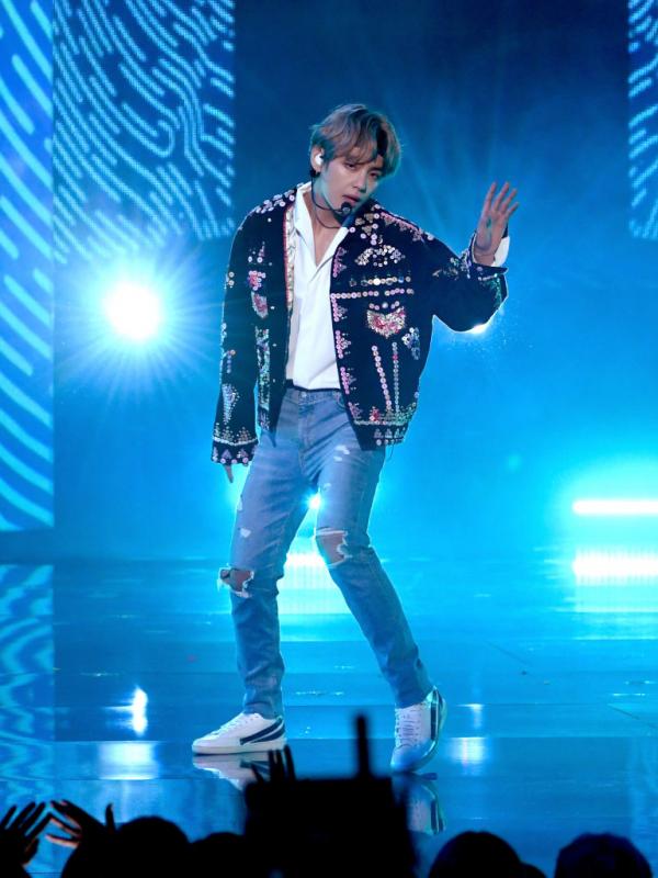 BTS' V is a true blue Gucci Boy: 3 looks that show Taehyung should walk the  ramp for the brand