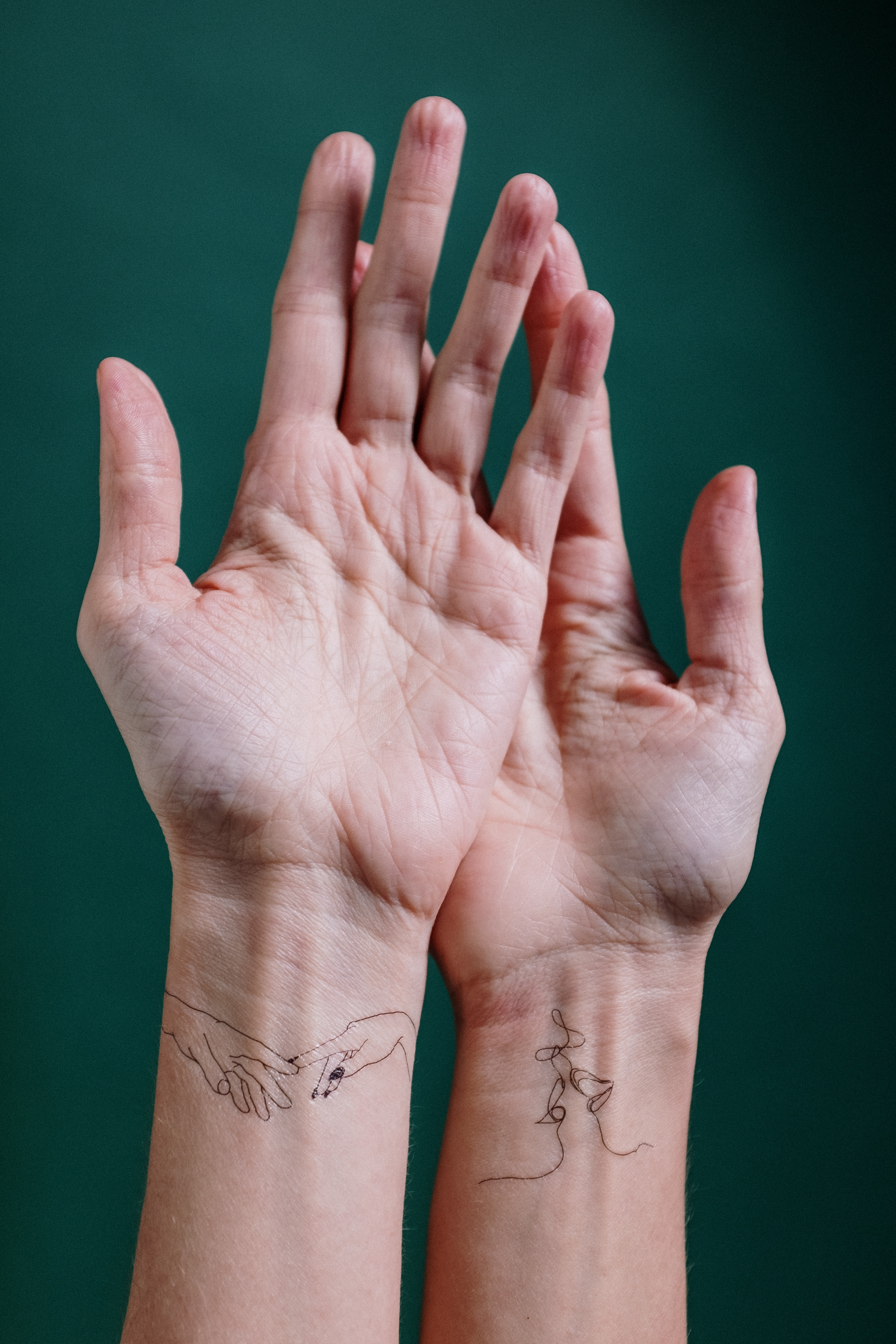 20 Interesting Hand Tattoos For Women Youll Be Obsessed With