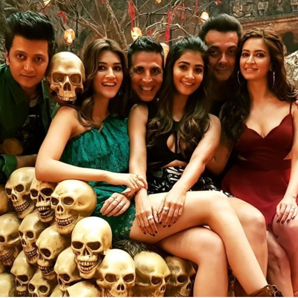 Housefull 4 Box Office Collection Day 4: Akshay Kumar’s comedy film beats Hrithik Roshan’s War; Here’s how Housefull 4 Box Office Collection Day 4: Akshay Kumar’s comedy film beats Hrithik Roshan’s War; Here’s how