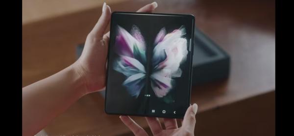 Alia unboxes the all-new Samsung Galaxy Z Series. Will she Flip or Fold?