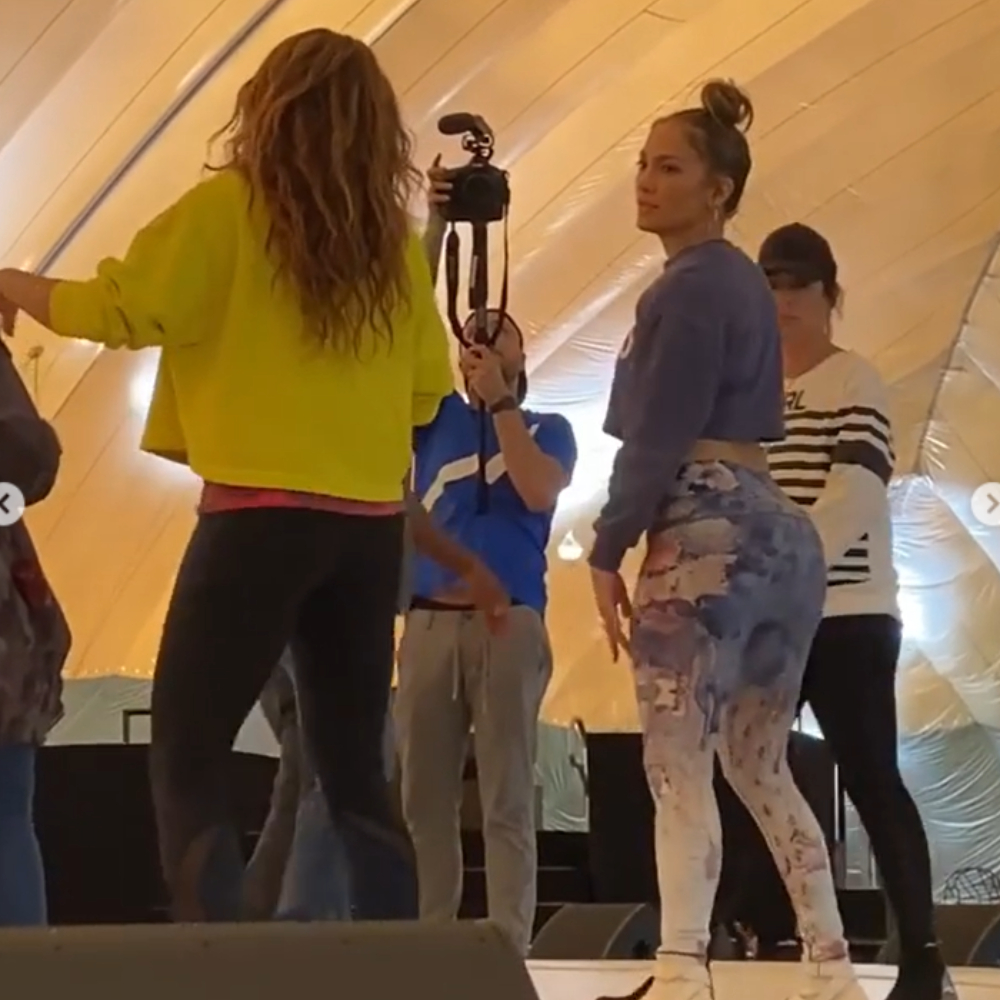 Jennifer Lopez gives Shakira a tutorial on twerking at the Super Bowl rehearsal; Shares a glimpse on Instagram