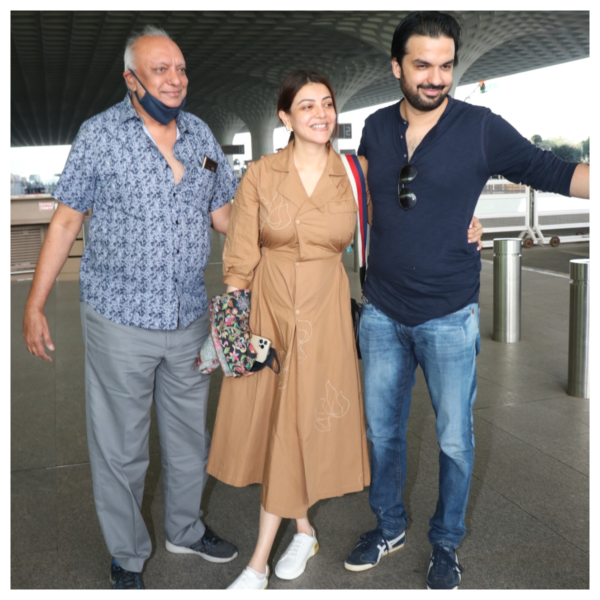Kajal And Ram Charan Xxx - PICS: Kajal Aggarwal poses with her husband & parents at the Mumbai airport  ahead of New Year | PINKVILLA