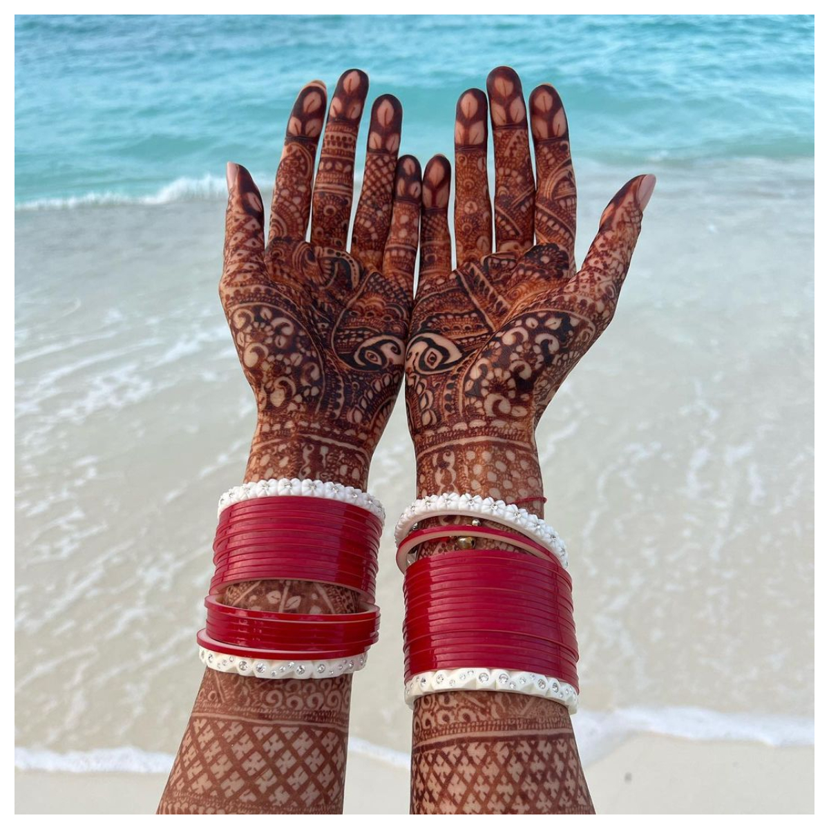 Desi Bride's Mehendi Features Man U, Mumbai Indians' Logo to Show Love for  Sports - News18