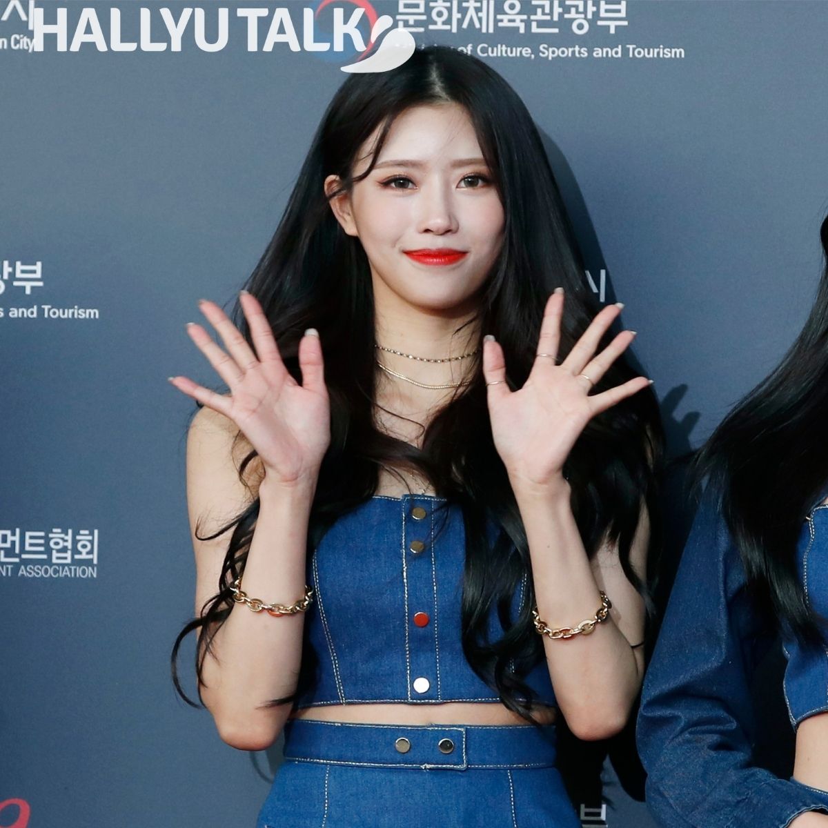 Lovelyz Mijoo poses at an event