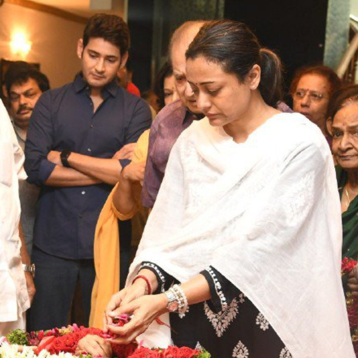 Mahesh Babu with father Krishna & wife Namrata Shirodkar pay their last respects to legendary Vijaya Nirmala Mahesh Babu with father Krishna & wife Namrata Shirodkar pay their last respects to legendary Vijaya Nirmala