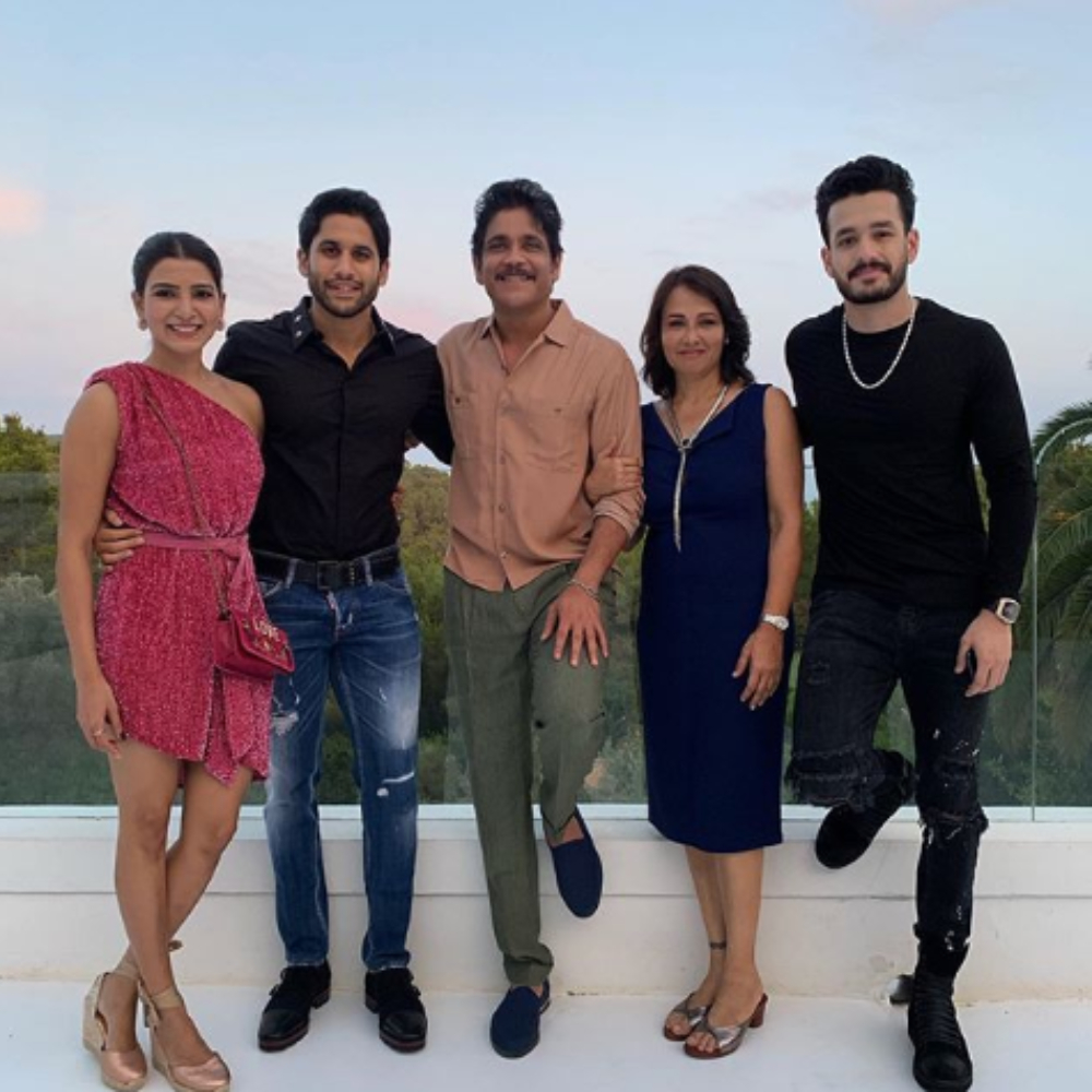 Samantha Akkineni, Naga Chaitanya, Nagarjuna & others are all smiles in this perfect throwback family PHOTO Samantha Akkineni, Naga Chaitanya, Nagarjuna & others are all smiles in this perfect throwback family PHOTO