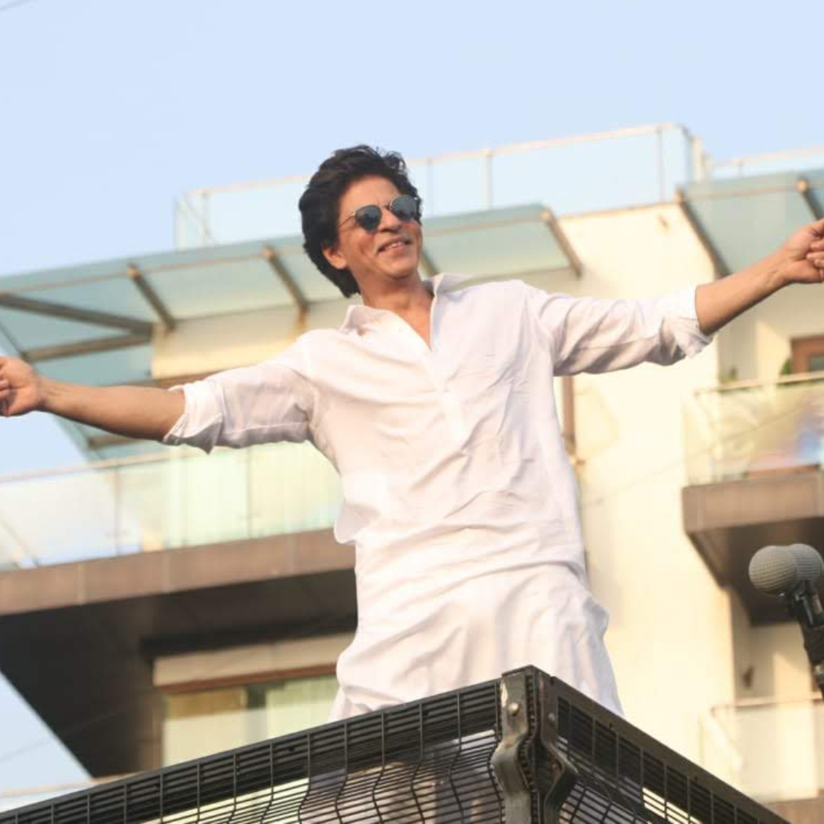 Ahead of Shah Rukh Khan’s birthday, gifts &amp; bouquets make way to the Baadshah’s Mannat: WATCH 