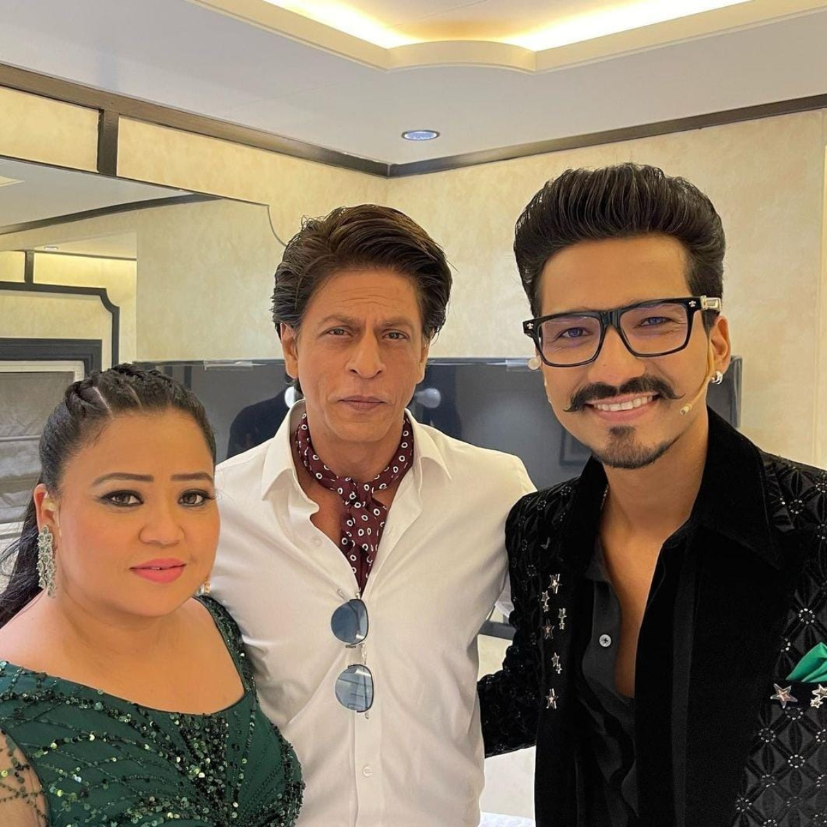 Shah Rukh Khan, Bharti Singh & Harsh Limbachiyaa strike a pose (Credit: Harsh Limbachiyaa Instagram) Shah Rukh Khan, Bharti Singh & Harsh Limbachiyaa strike a pose; Latter congratulates SRK on 30 years in movies