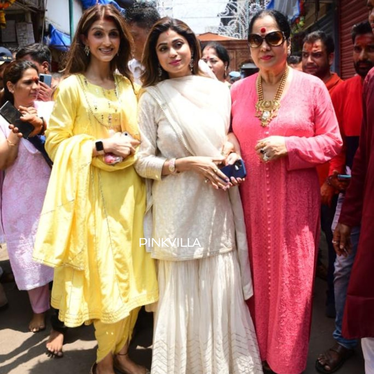 Shamita Shetty looks ethereal in sharara as she visits Lalbaugcha Raja with her mother Sunanda Shetty; PICS Shamita with mom