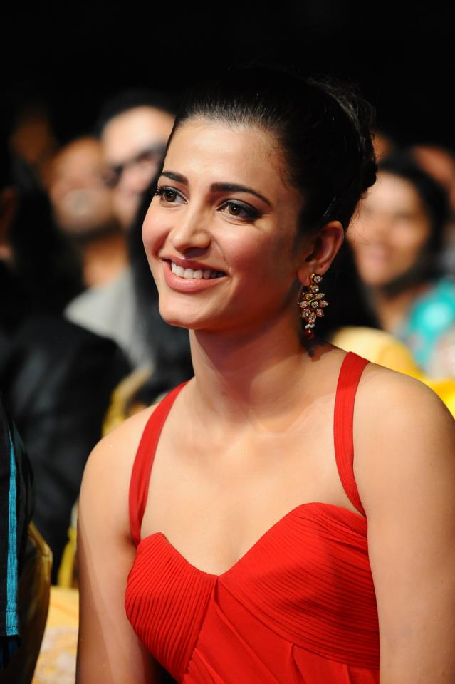 Shruti Haasan  & Juhi Chawla at AsiaVision Awards 2012   