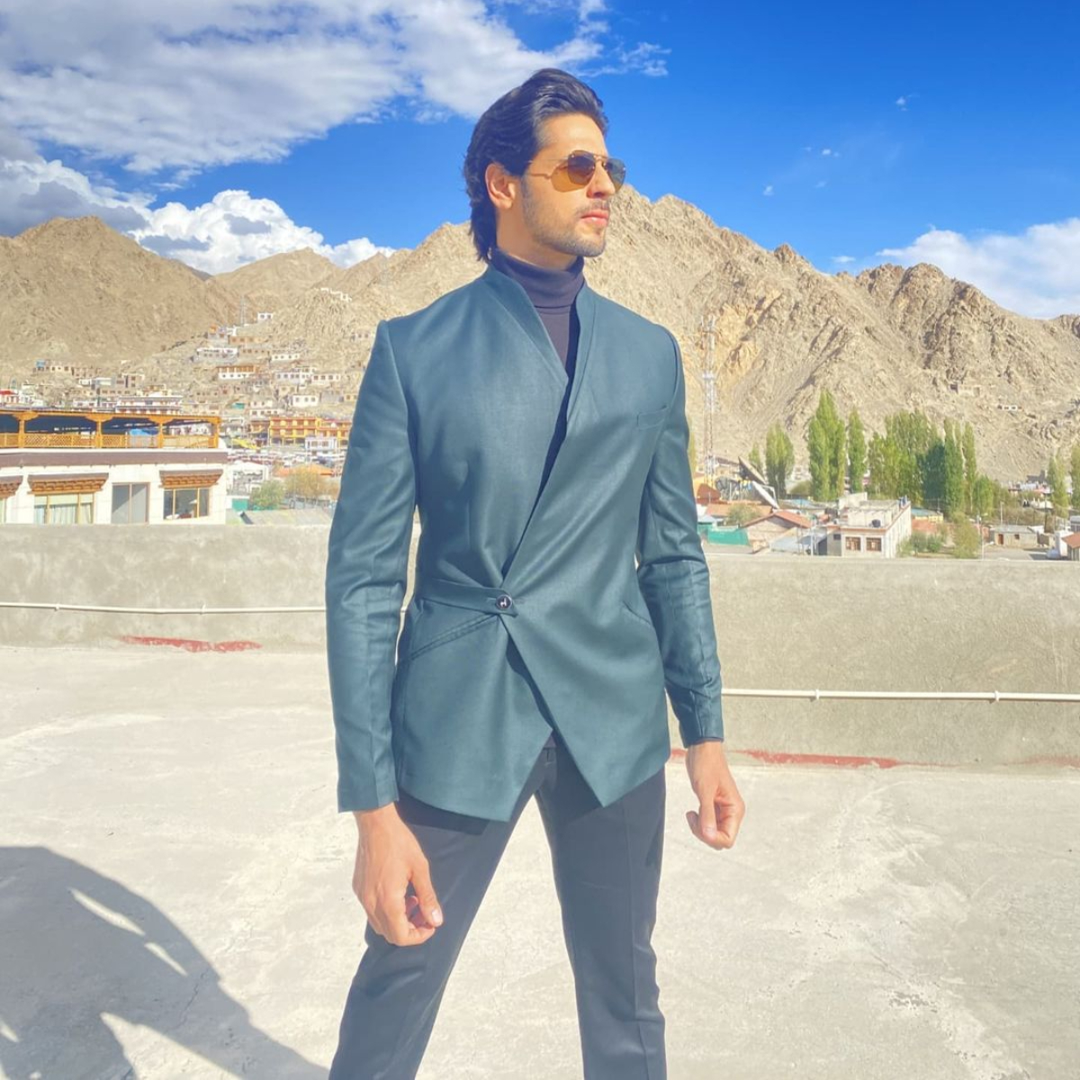 Sidharth Malhotra looks dapper in new PICS as he bids adieu to Leh after Shershaah screening Sidharth Malhotra looks dapper in new PICS as he bids adieu to Leh after Shershaah screening