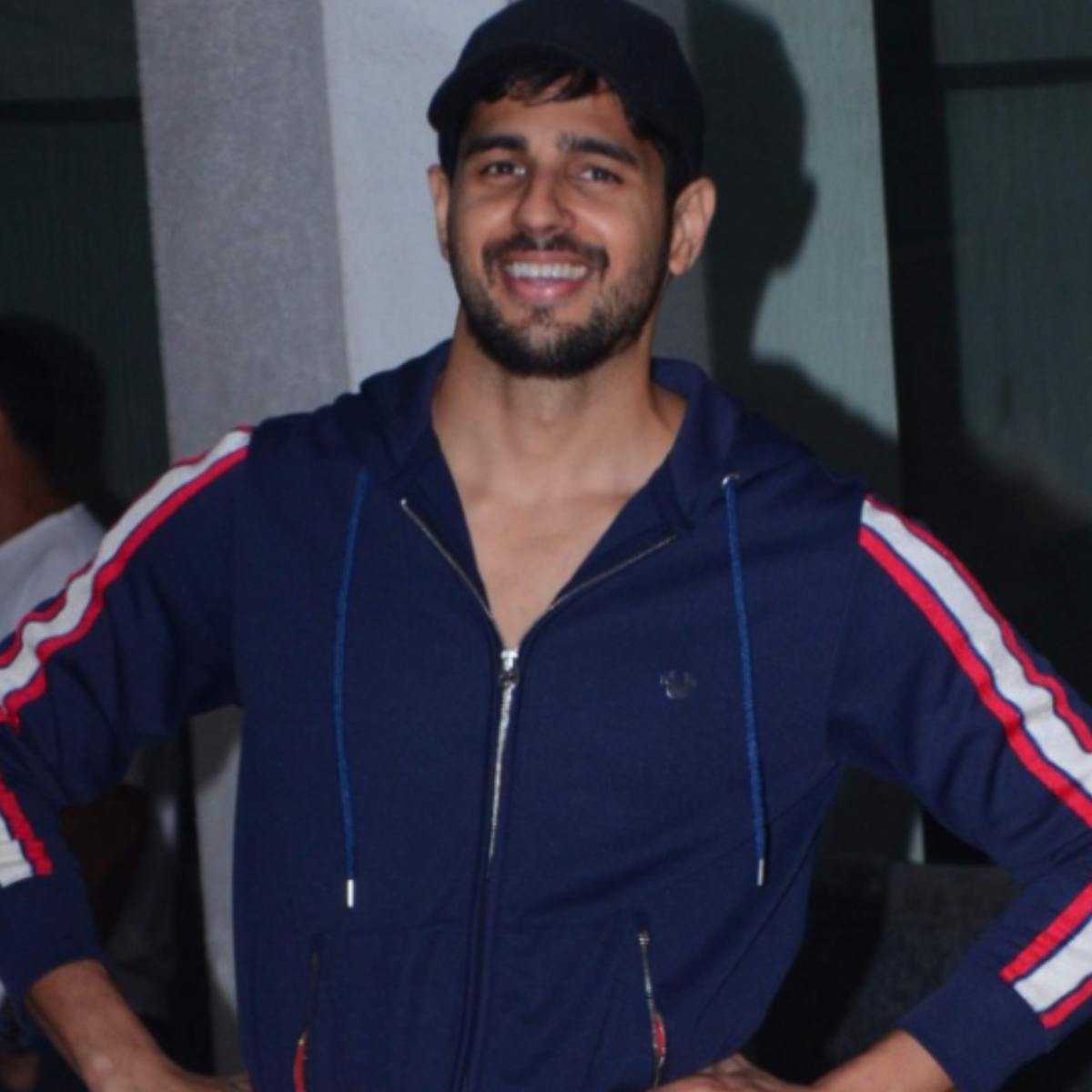 Sidharth Malhotra's fans compare his Shershaah look with Shah Rukh Khan's scene in DDLJ; See his reaction Sidharth malhotra compared to SRK