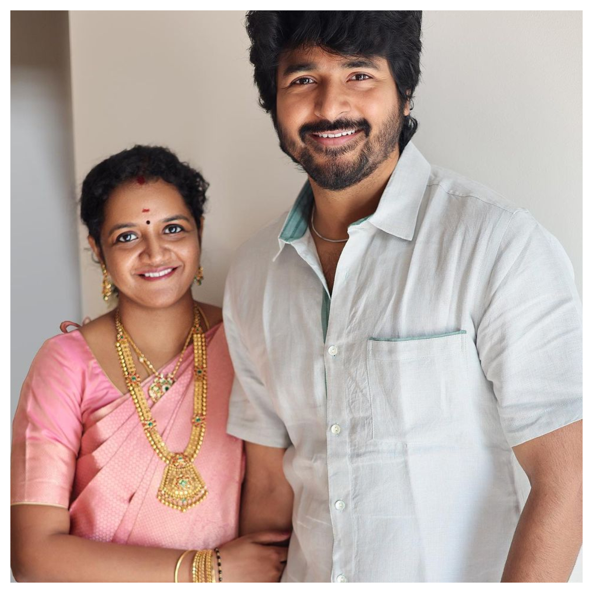 Sivakarthikeyan and wife Aarthi make for an adorable couple in ...