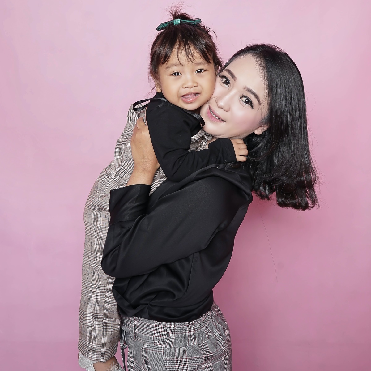 Tips to help moms establish a strong bond with their step daughter Tips to help moms establish a strong bond with their step daughter