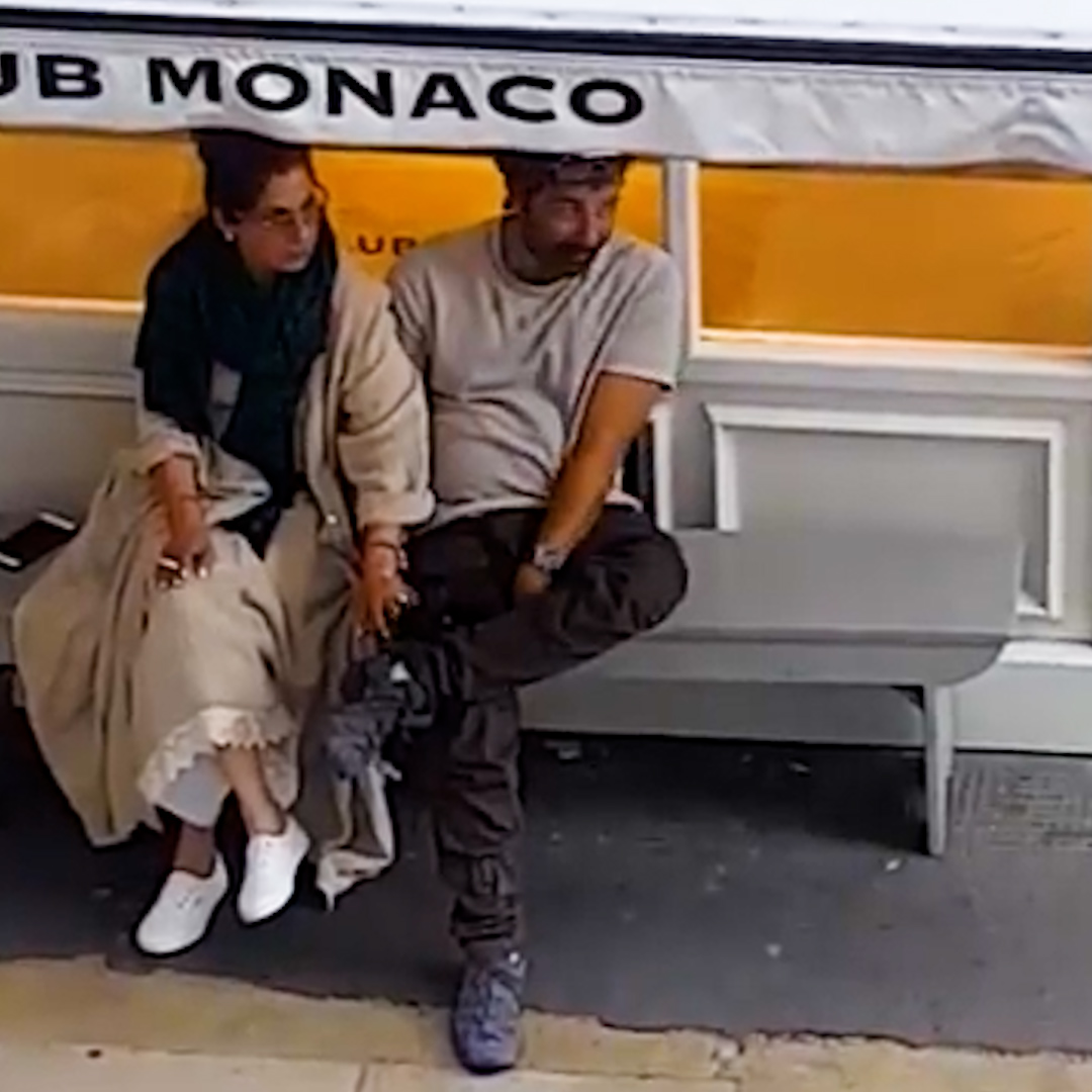 Sunny Deol and Dimple Kapadia got clicked hand in hand