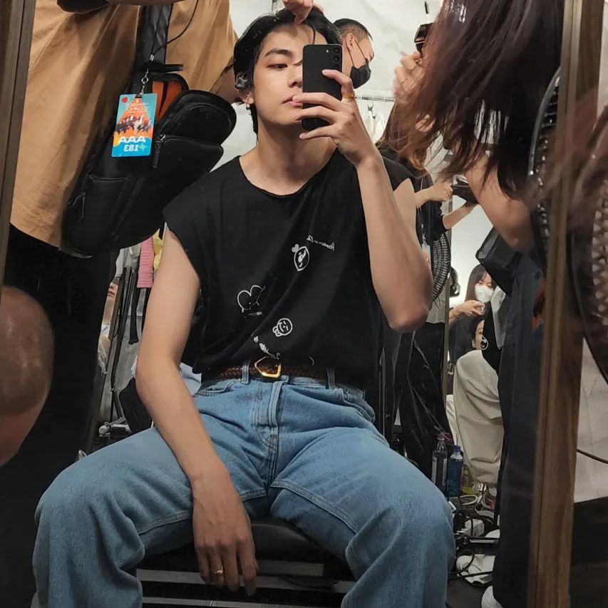 BTS: Kim Taehyung Drops 10 Best Mirror Selfies And We Noticed