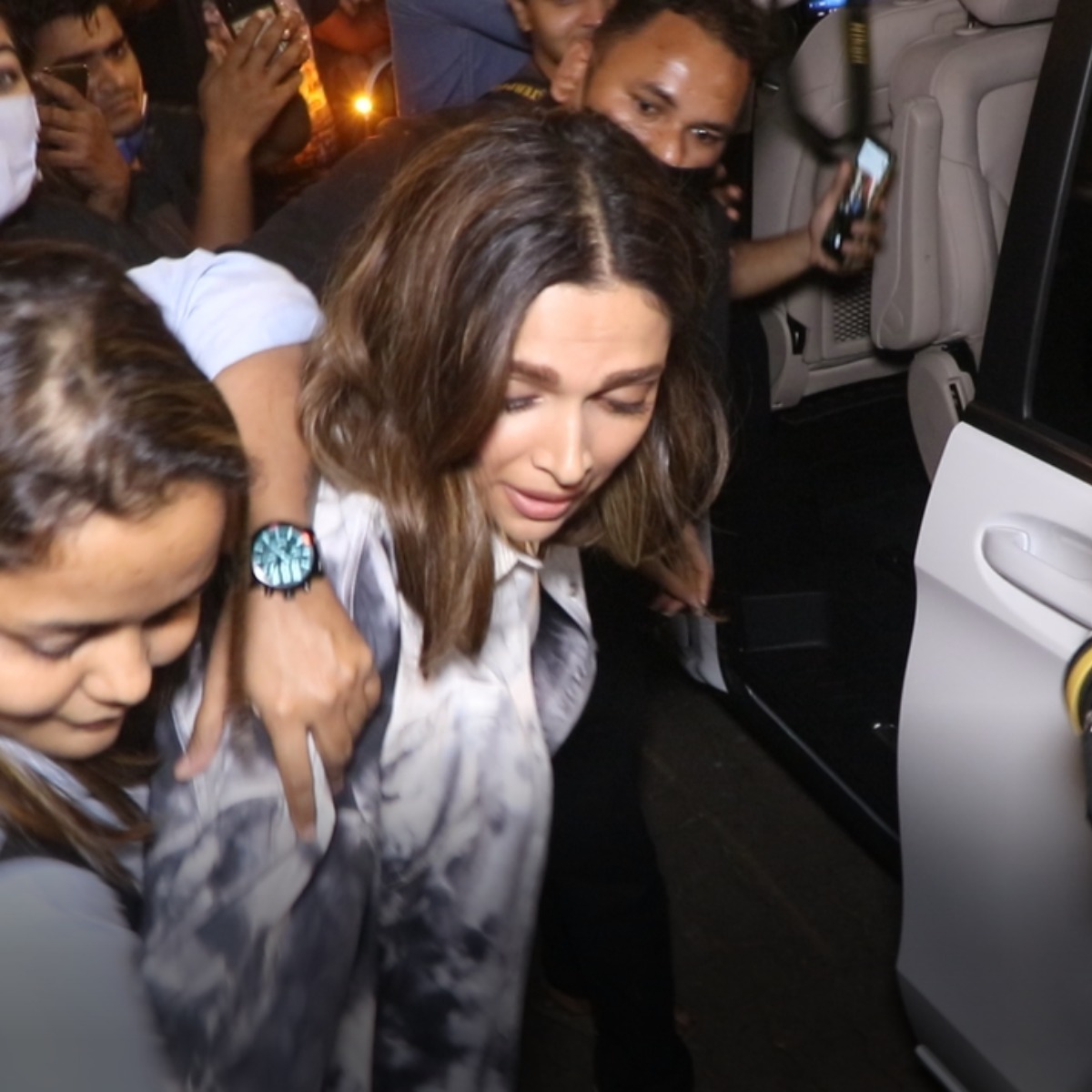 Deepika Padukone gets mobbed as she steps out after a shoot in the city; WATCH Video WATCH: Deepika Padukone in dilemma as a fan tries to pull her bag while she steps out of a restaurant