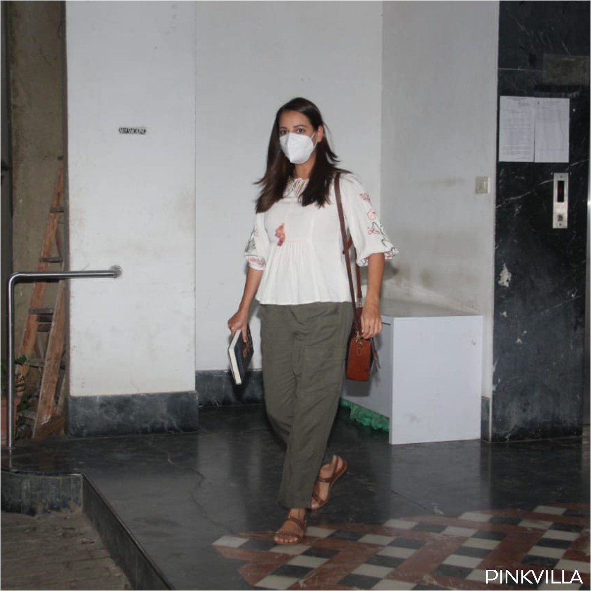 PHOTOS: Mom to be Dia Mirza keeps it casual as she gets papped post salon pampering session in the city PHOTOS: Mom to be Dia Mirza keeps it casual as she gets papped post salon pampering session in the city