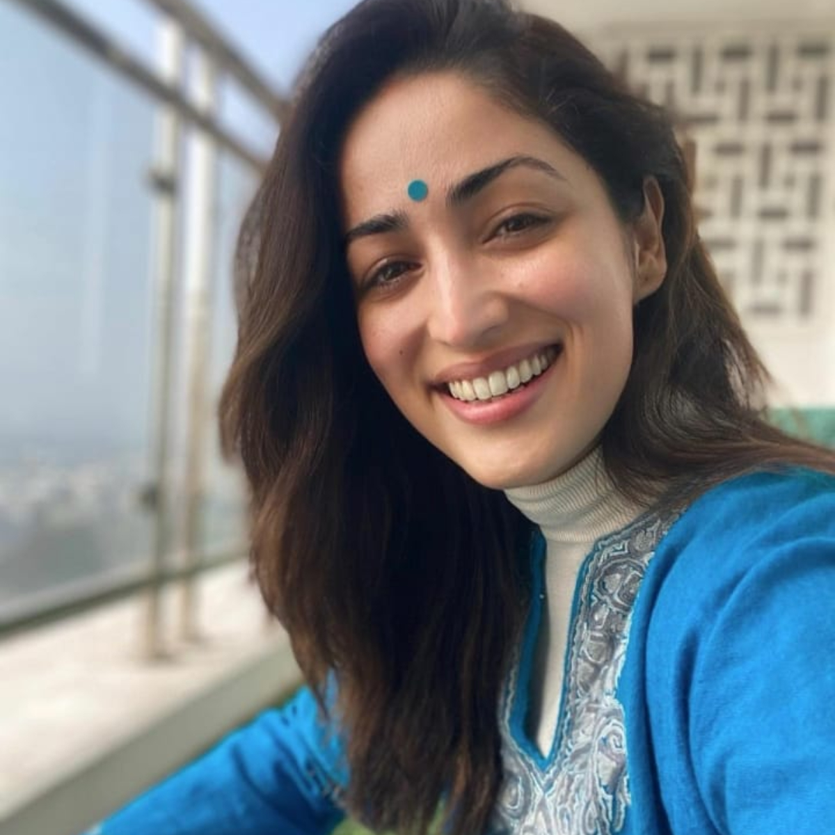 PIC: Yami Gautam is here to help you fight the midweek 'blues'; Don't miss it Yami Gautam looks stunning in a blue attire