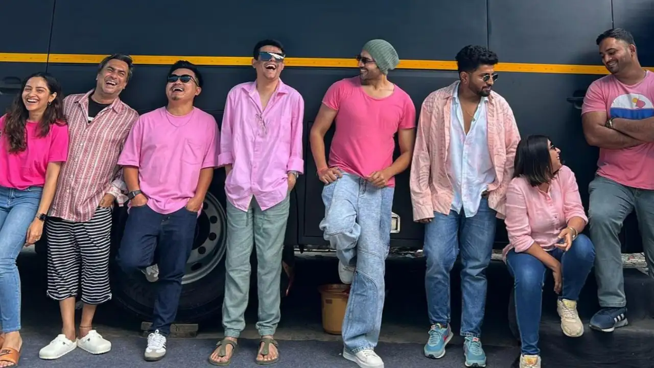 Kartik Aaryan and his team wear pink on sets of SatyaPrem Ki Katha, actor calls it ‘PinkDay’; PIC