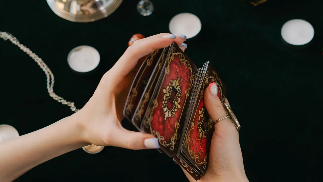 Tarot card reader Pexels