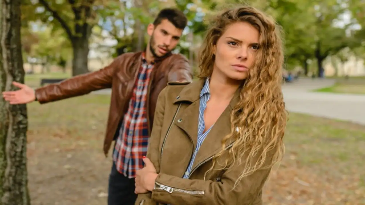 20 Signs to Know That You Are In An Emotionally Abusive Relationship (And Tips To Cope)