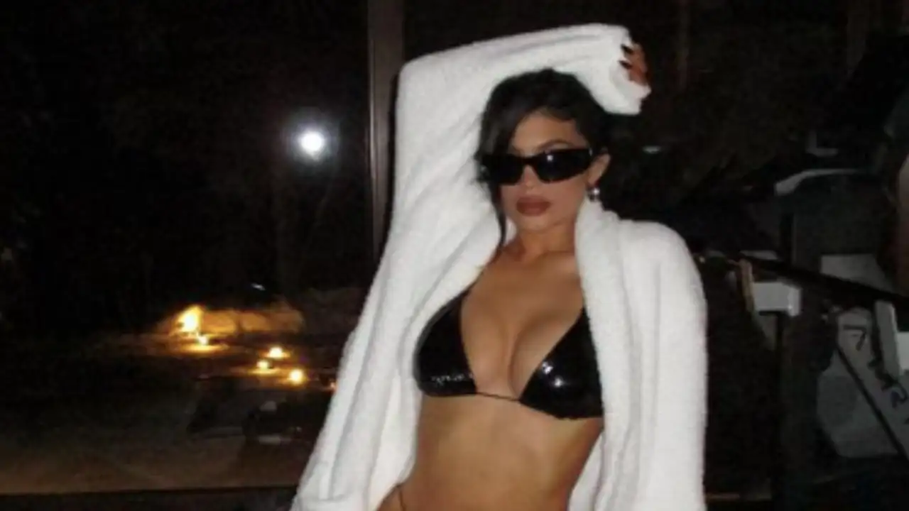 Kylie Jenner raises the temperature in a black bikini, sister Khloe Kardashian has the BEST reaction