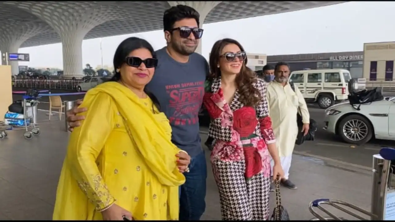 Hansika Motwani heads with her mom to Jaipur for her grand wedding with Sohael Khaturiya; WATCH Hansika Motwani heads to Jaipur for her wedding