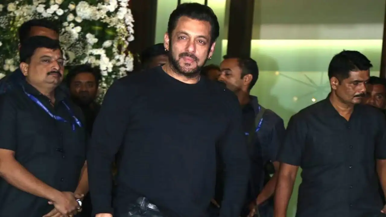Picture courtesy: APH Images Salman Khan poses for the paparazzi