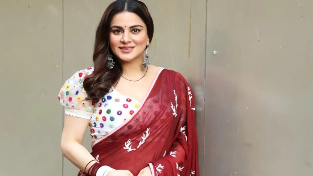 Shraddha Arya, decked up in a red saree, calls herself a 'Soniye ...