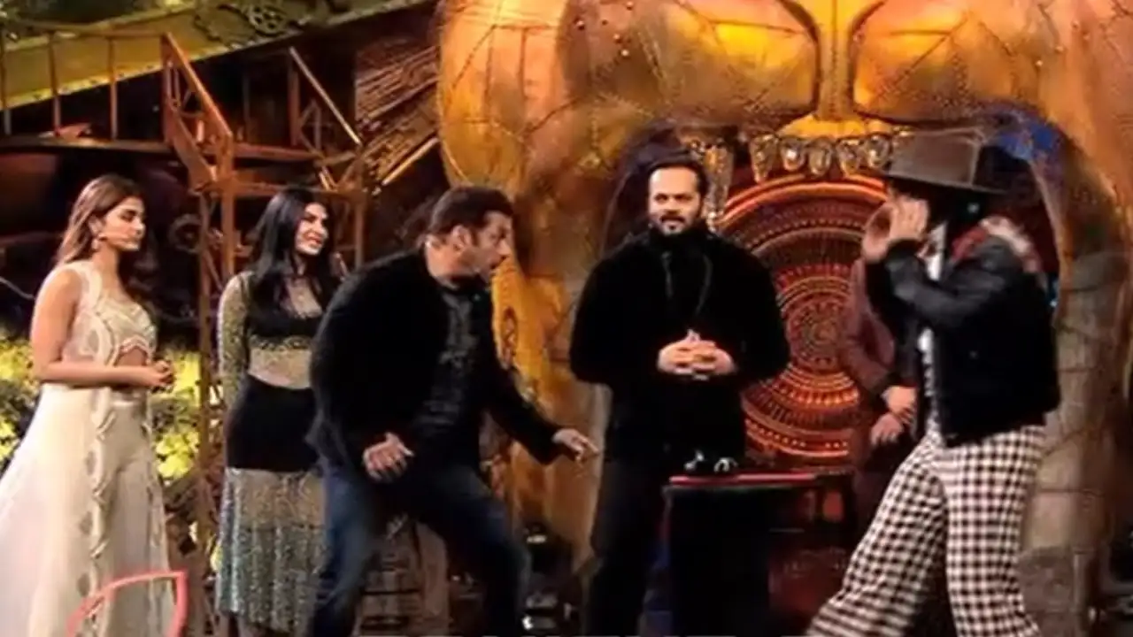 Salman Khan having fun with Ranveer Singh and others. Salman Khan having fun with Ranveer Singh and others.