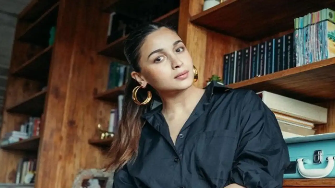 Alia Bhatt looks beautiful in a black shirt as she pose for the camera. Alia Bhatt looks beautiful in a black shirt as she pose for the camera.