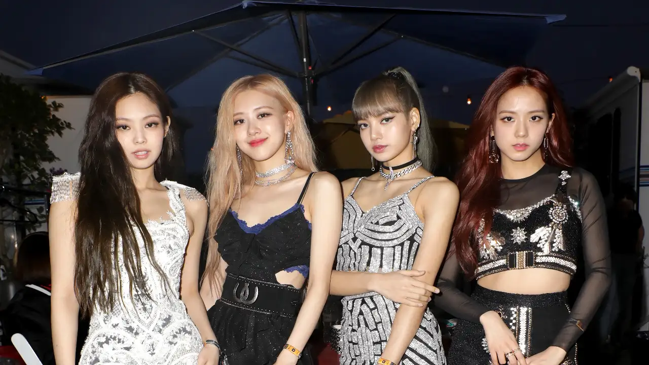 BLACKPINK's DU-DDU DDU-DU music video has made history by crossing 2 billion views on YouTube. BLACKPINK, Lisa, Jennie, Rose, Jisoo