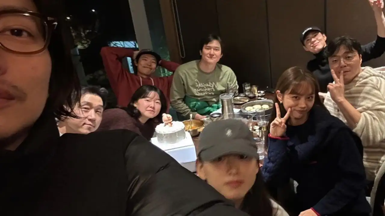 Shin Won Ho, actors Park Bo Gum, Go Kyung Pyo, Hyeri, and others unite for a Reply 1988 reunion
