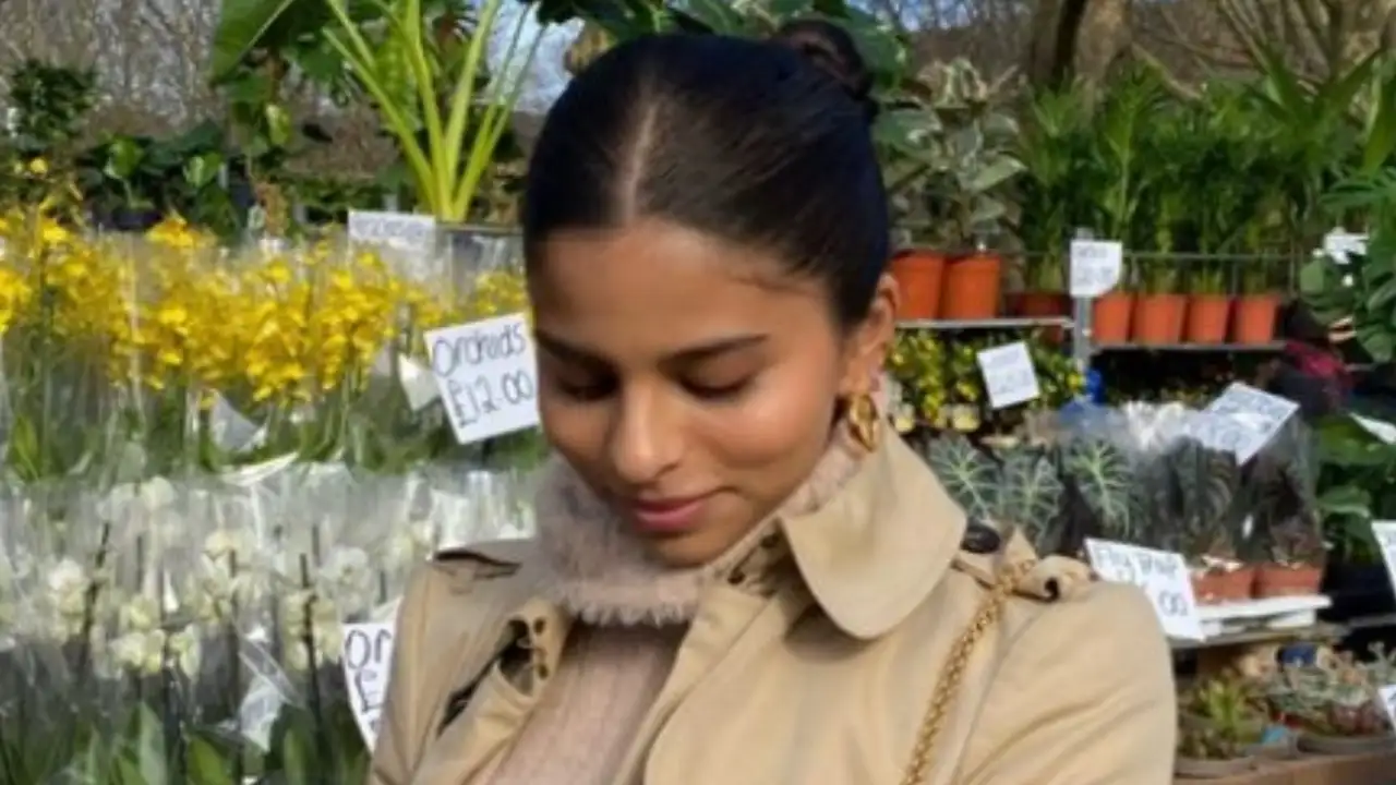 Suhana Khan blushes as she poses with a bouquet of roses; See Pic