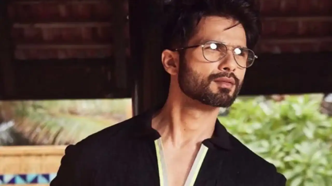 Shahid Kapoor Wallpaper with Black Background | HD Wallpapers