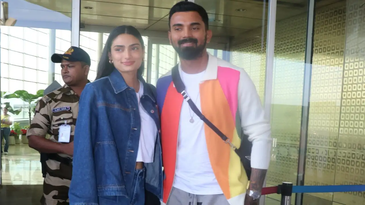 Picture courtesy: Viral Bhayani Athiya Shetty and KL Rahul spotted at the airport