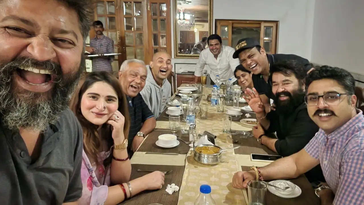 Mohanlal resumes shoot of Lijo Jose Pellissery's Malaikottai Vaaliban; Enjoys yummy meal with team on sets Mohanlal resumes shoot of Lijo Jose Pellissery's Malaikottai Vaaliban