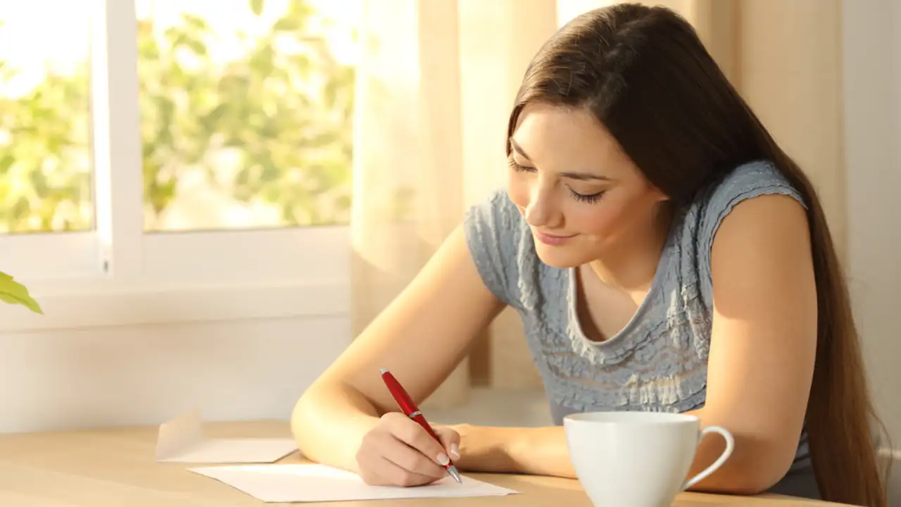 How to Write a Letter to a Friend: The Ultimate Guide with Samples And Tips