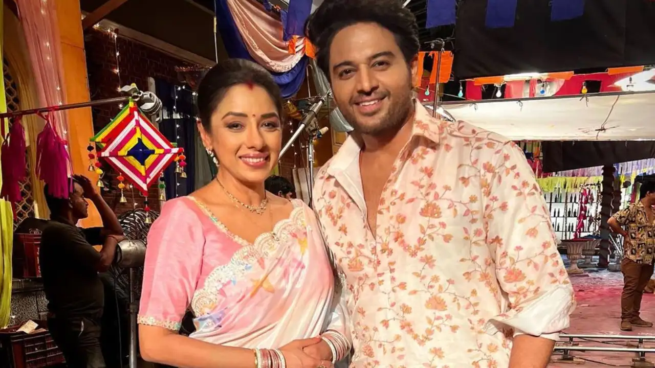 Anupamaa's Rupali Ganguly and Gaurav Khanna aka Anuj are all smiles as they pose for MaAn fans Anupamaa's Rupali Ganguly and Gaurav Khanna aka Anuj are all smiles as they pose for MaAn fans