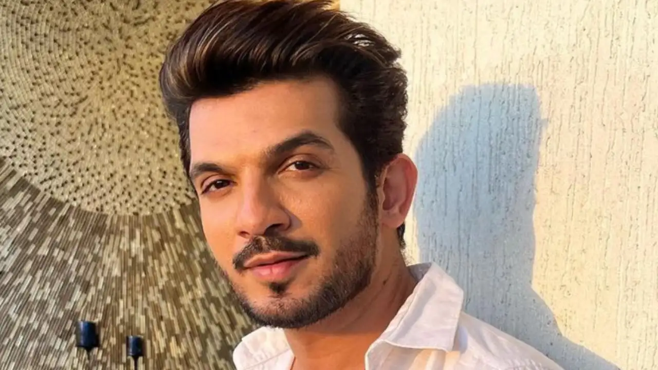  Fans go crazy as Arjun Bijlani posts lazy yet cute mirror selfie; See pic