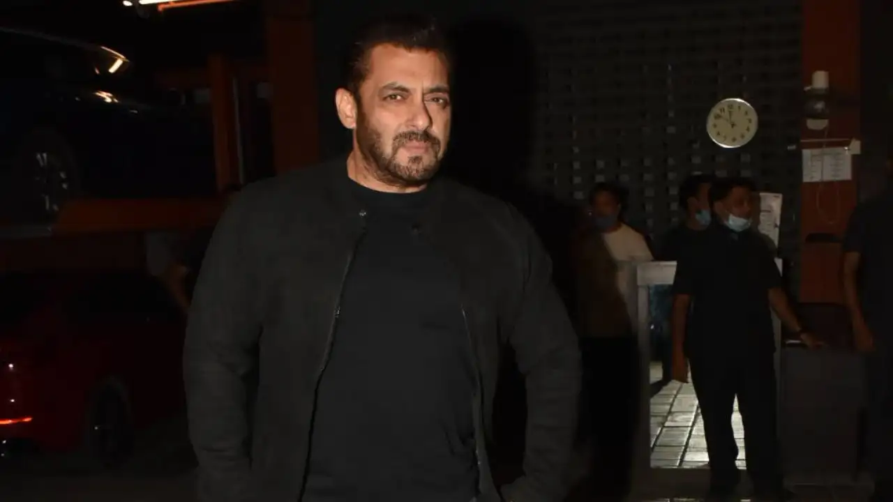 After Salman Khan received threat mail from Lawrence Bishnoi, Police restrict fans to gather outside his house After Salman Khan received threat mail from Lawrence Bishnoi, Police restrict fans to gather outside his house
