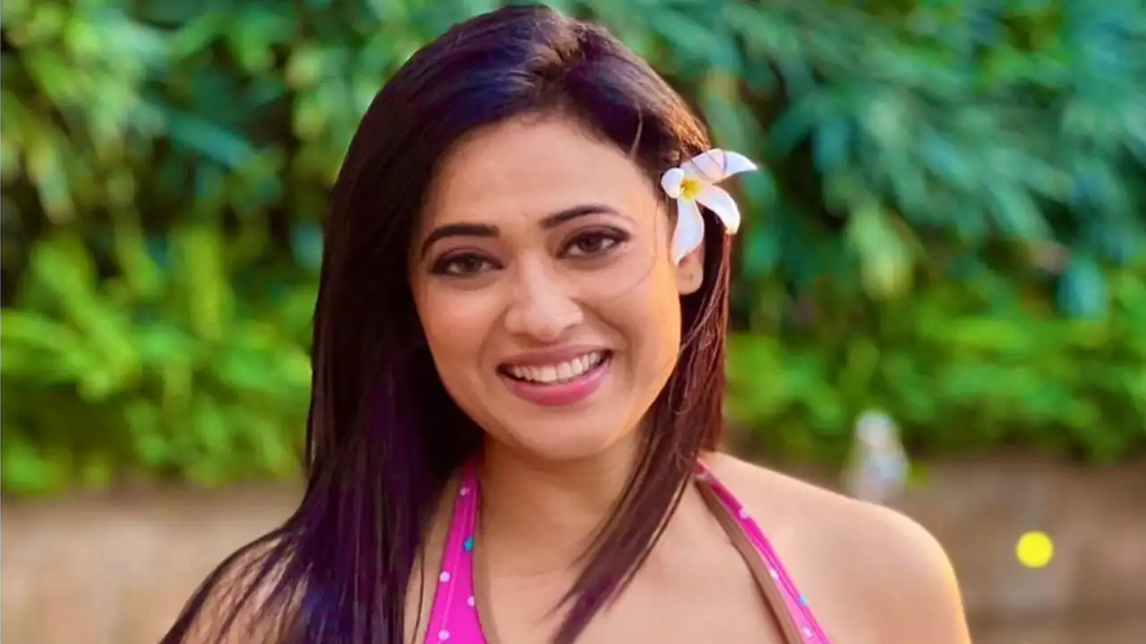 Shweta Tiwari oozes oomph in a pink monokini as she enjoys her pool day with son Reyansh Shweta Tiwari oozes oomph in a pink monokini as she enjoys her pool day with son Reyansh