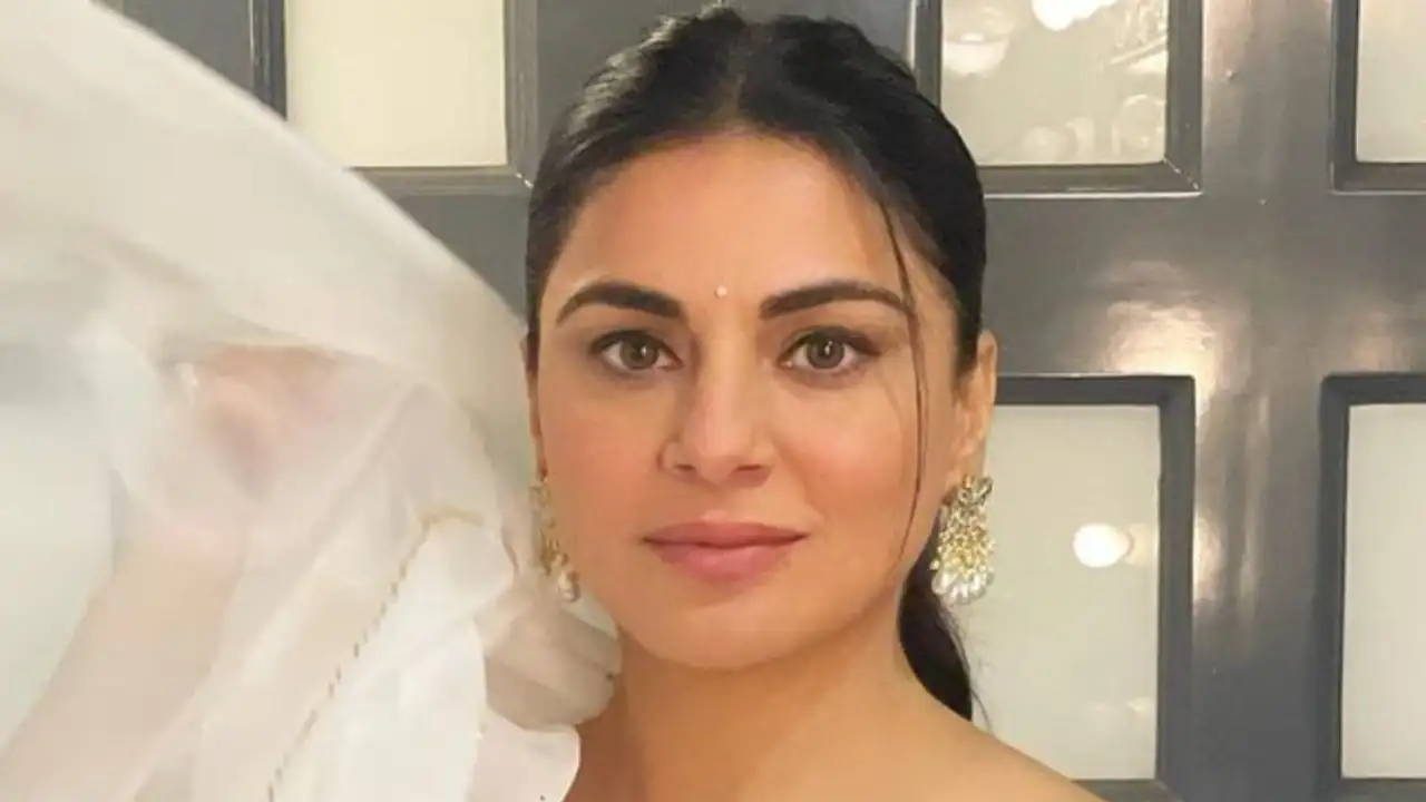 Shraddha Arya's Holi is as colourful as it gets; See latest PIC