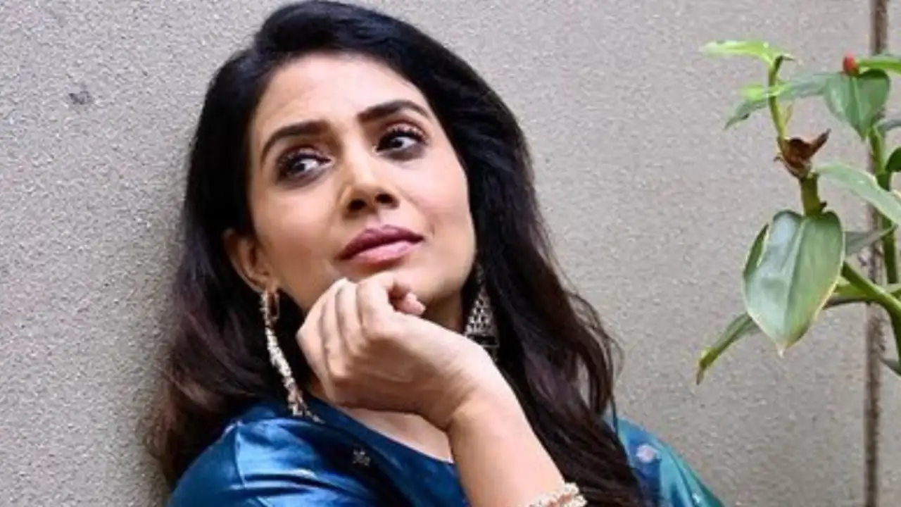 Singham actress Sonali Kulkarni apologizes after getting trolled for calling Indian women 'lazy'